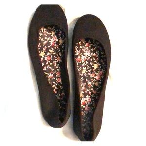 Black flat shoes